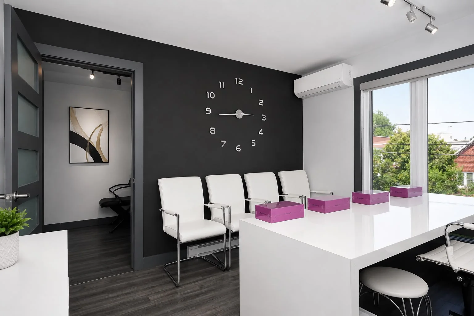 Espace d'accueil administratif : comptoir blanc, sièges et horloge design