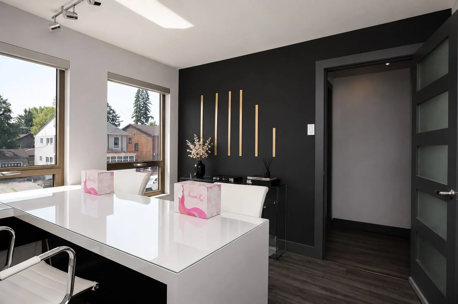 Bureau de consultation, mur noir mat et décor de barres dorées