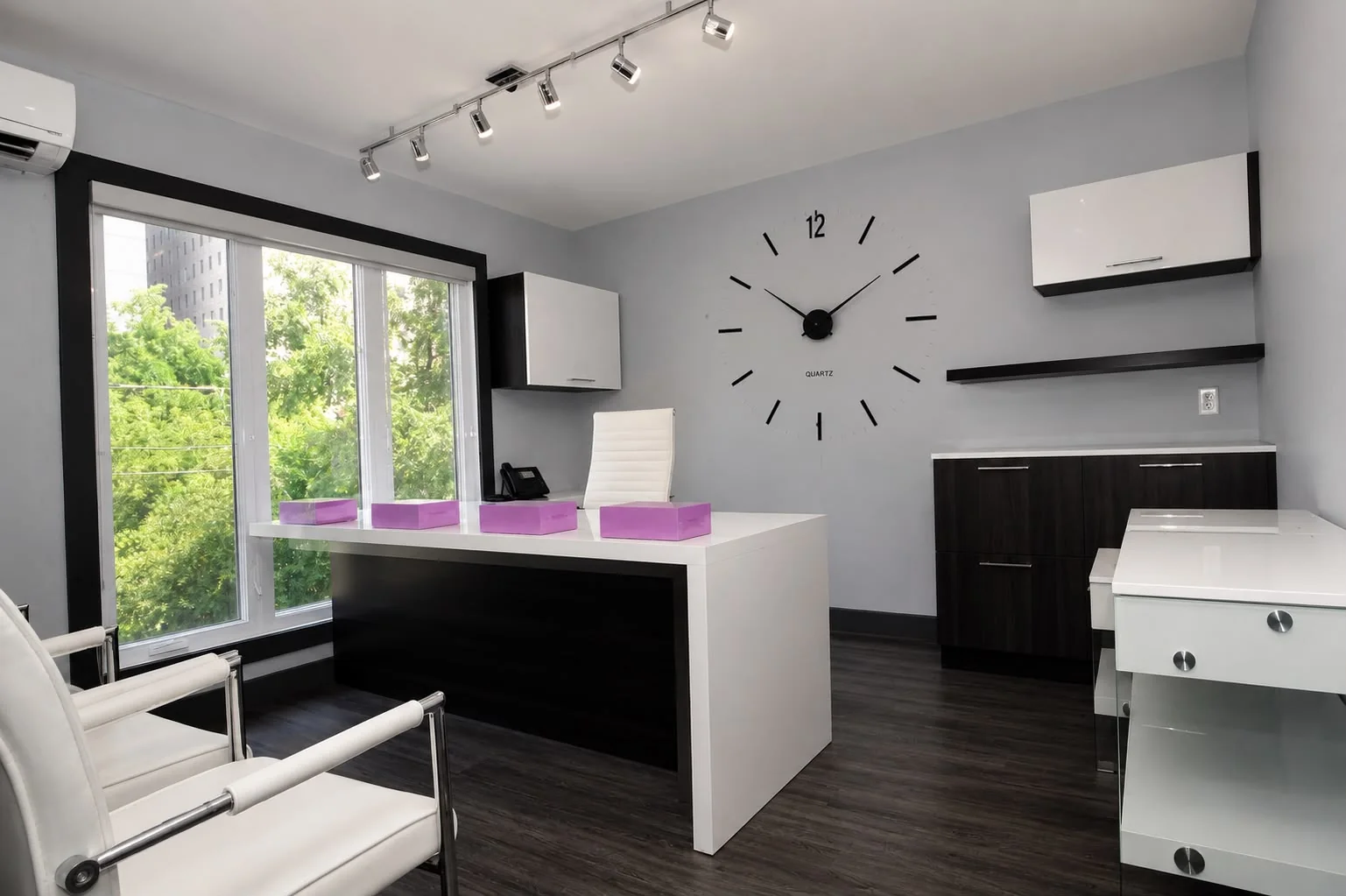 Bureau administratif épuré avec grande horloge murale minimaliste