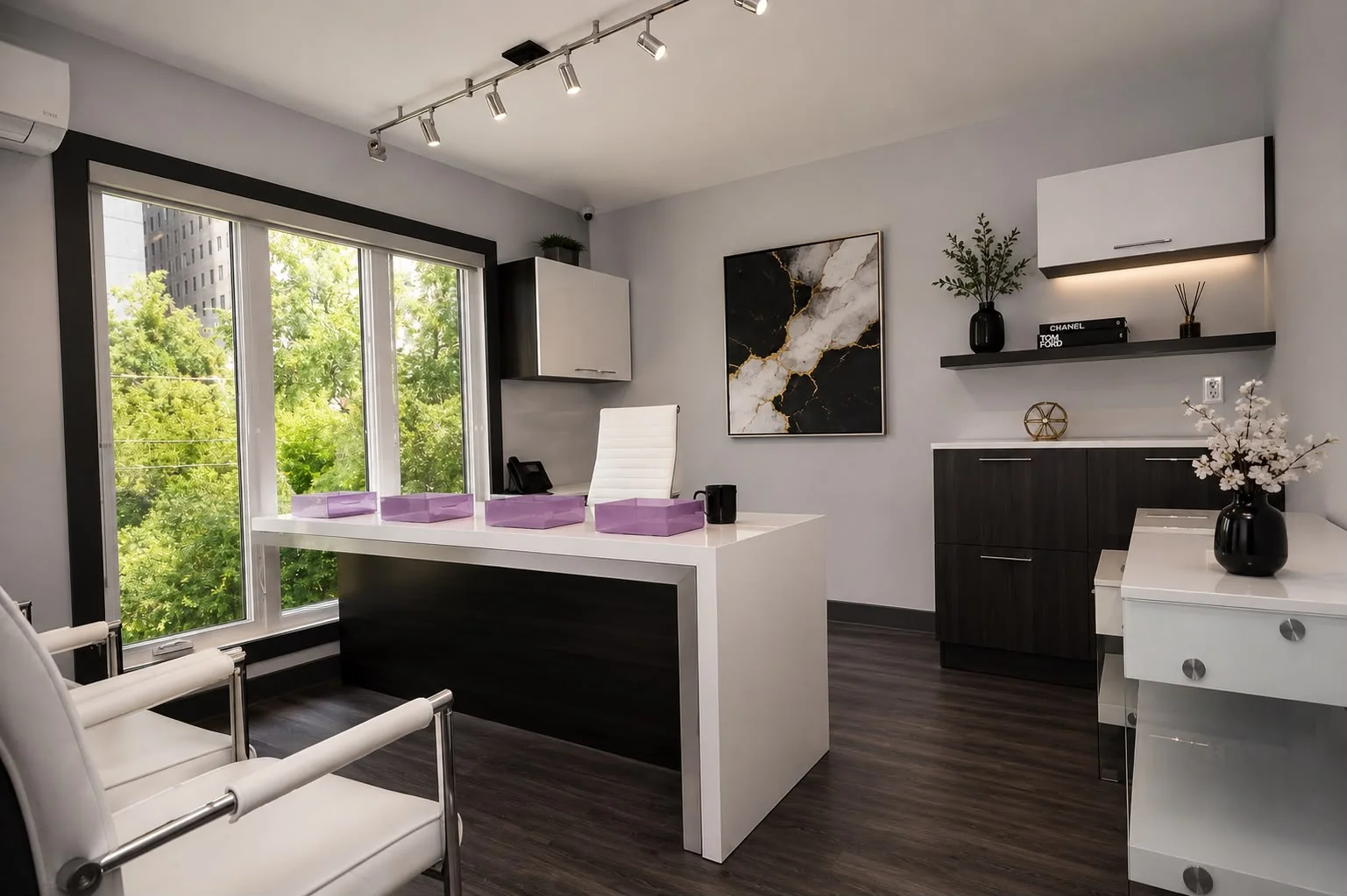 Bureau lumineux avec toile marbre noir et or, vue sur les arbres