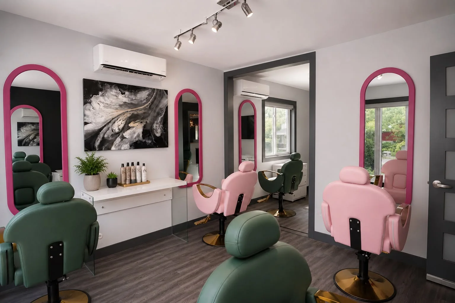 Espace coiffure mêlant fauteuils roses et verts, miroirs arqués et produits professionnels