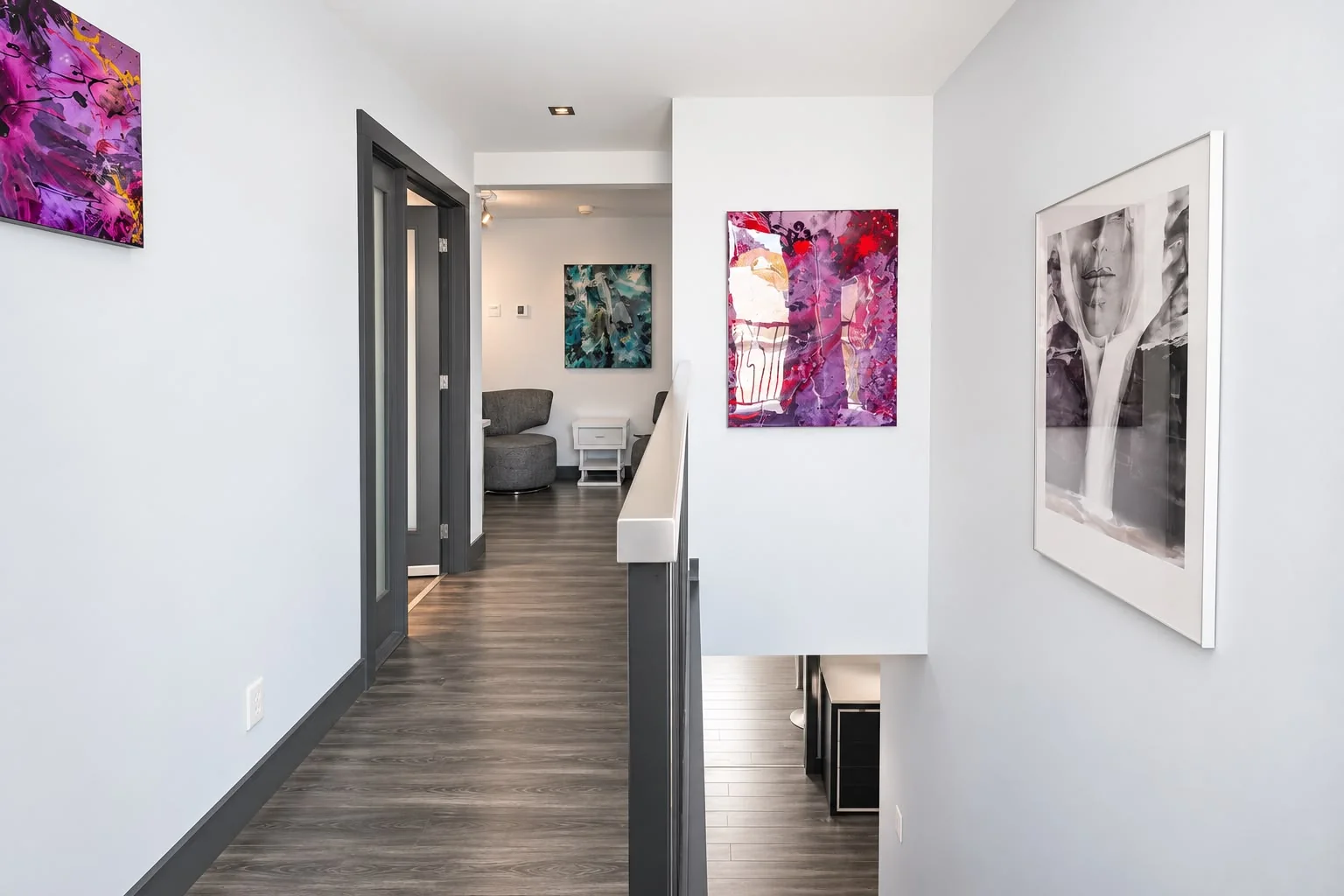Couloir de l'étage rythmé par une collection d'œuvres d'art originales