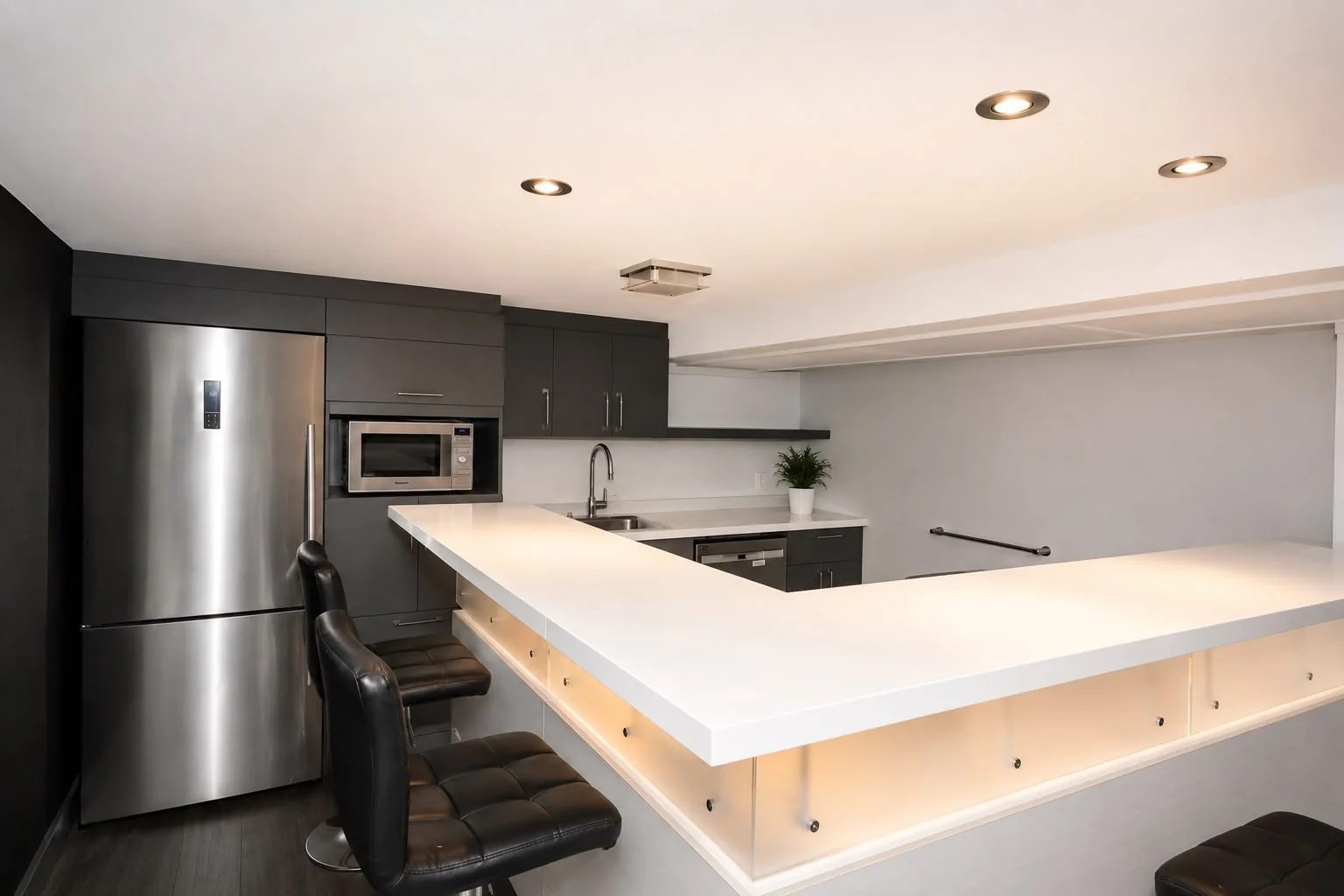 Cuisine de l'équipe avec grand comptoir de quartz rétroéclairé