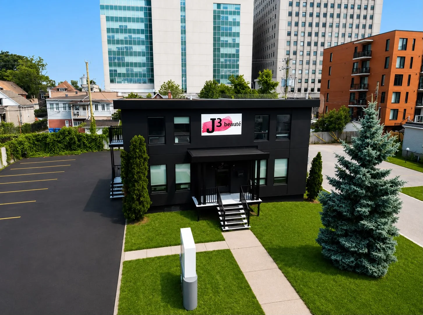 Vue aérienne rapprochée du bâtiment J3 beauté et de son stationnement privé