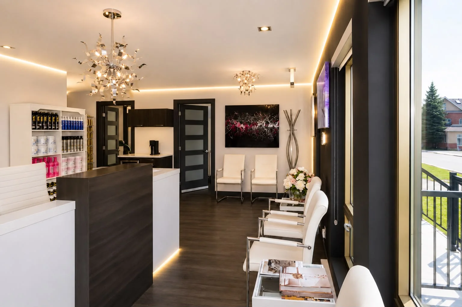 Réception et coin d'attente de J3 beauté, lustres design et boutique de produits