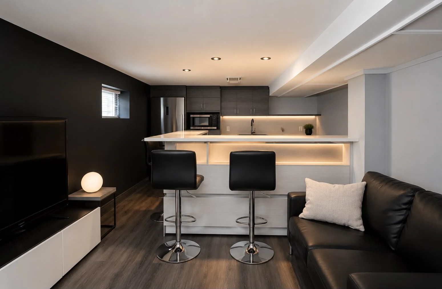 Salle de repos avec cuisine intégrée, îlot éclairé et coin salon