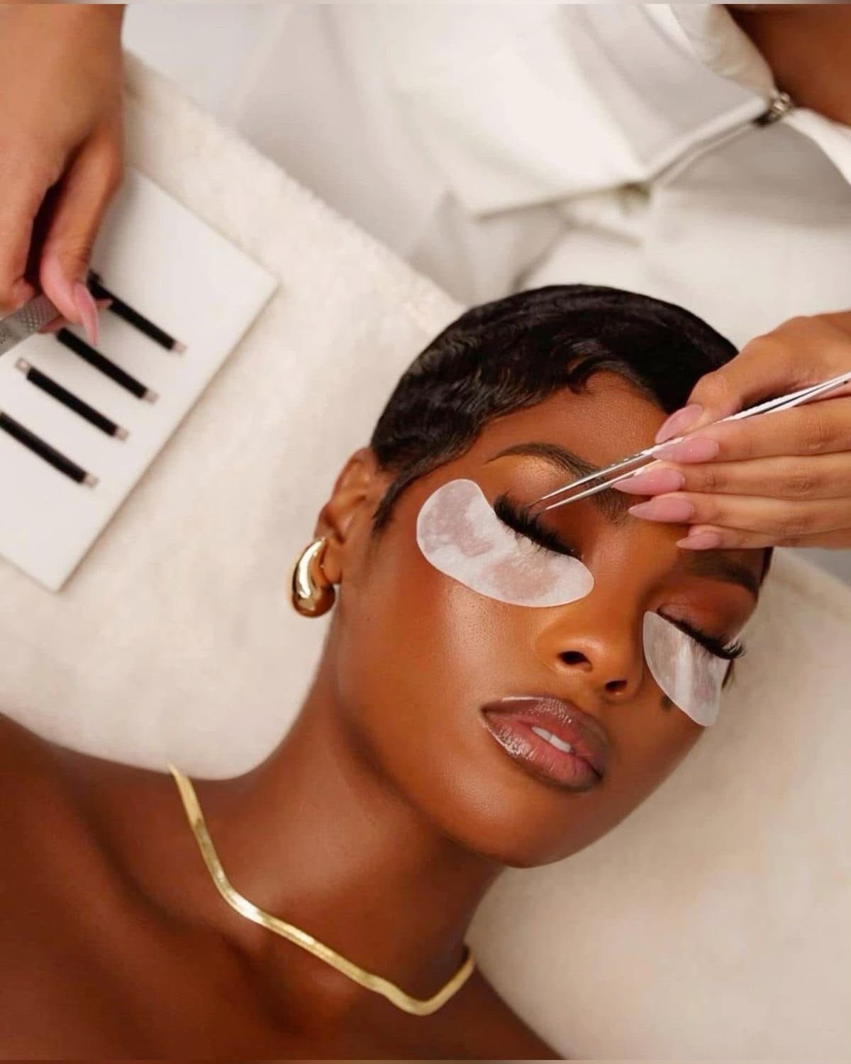 Application d'extensions de cils à la pince