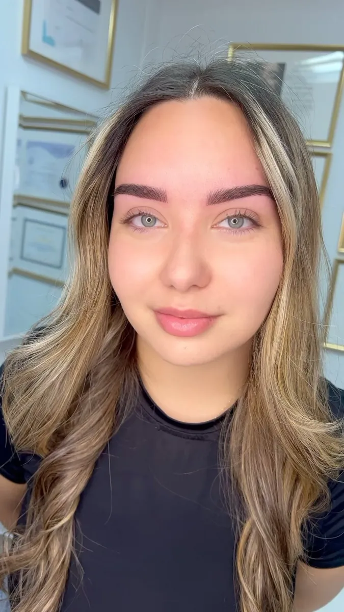 Sourcils nano brows naturels