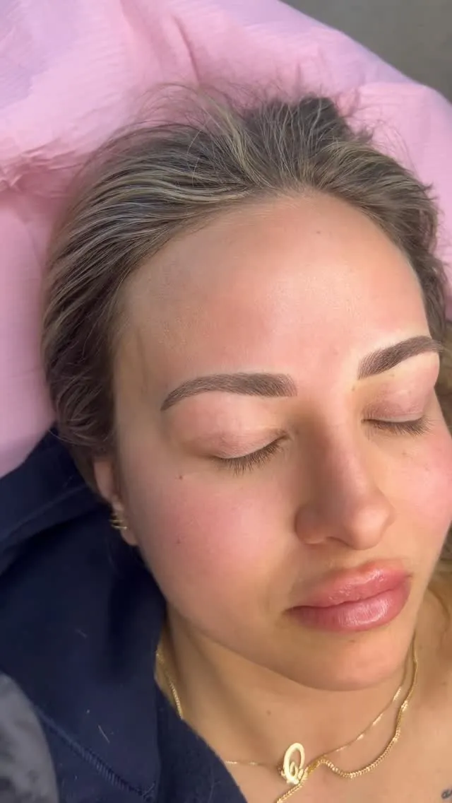 Sourcils naturels symétriques