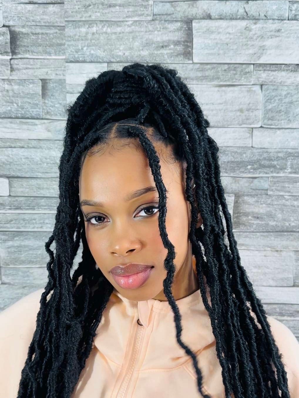 Soft locs élégantes réalisées chez J3 Beauté